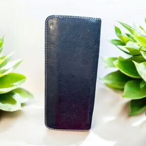 ⭐️ Black FOSSIL wallet with silver accent. Leather broken look.